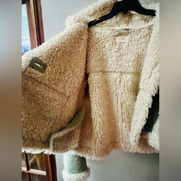URBAN OUTFITTERS FAUX SHERLING GREEN CROPPED JACKET WOMENS SIZE L - Picture 7 of 10